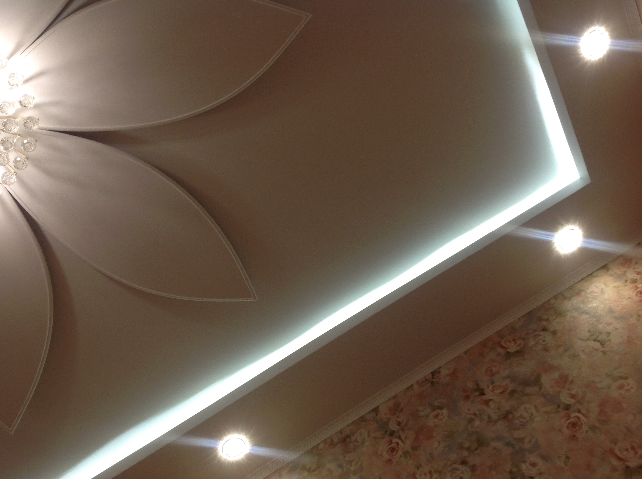 Гипсокартонный потолок с точесчными светильникам
